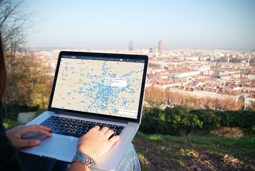 image illustrative du contenu personne travaillant sur son ordinateur en surveillant la ville